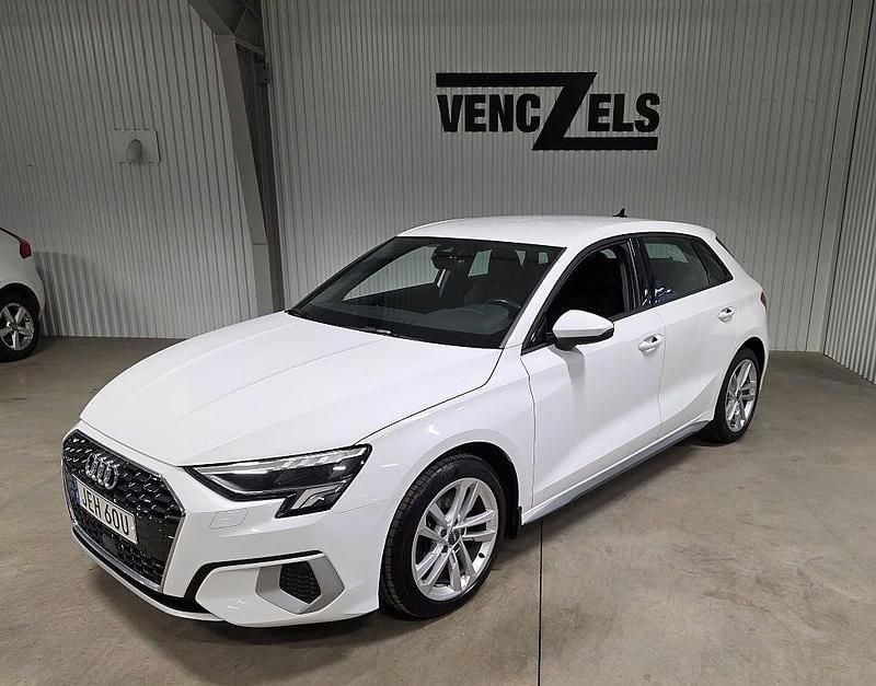 Vit Begagnad 2020 Audi A3 Sportback Comfort Halvkombi | 205 000 kr (Marknadspris) - Bild 1/4