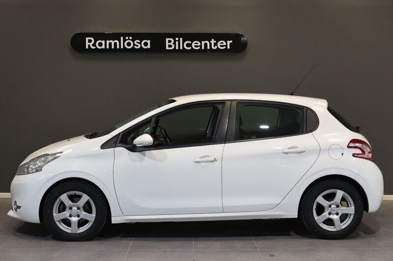 Vit Begagnad 2012 Peugeot 208 Halvkombi | 79 900 kr (Lite dyr) - Bild 1/4