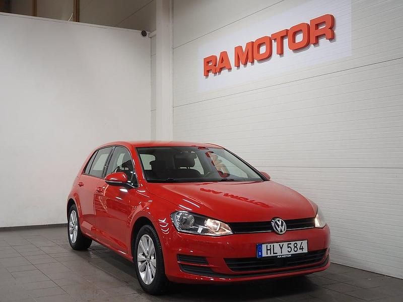 Röd Begagnad 2015 VW Golf VII Halvkombi | 94 900 kr (Marknadspris) - Bild 1/3