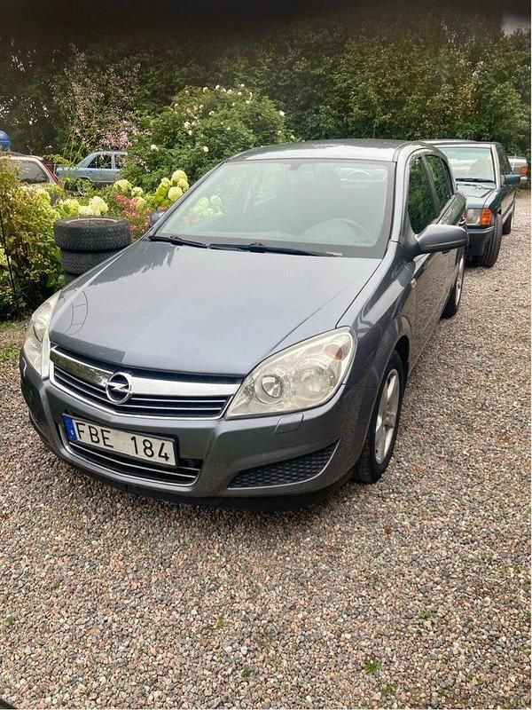 Grå Begagnad 2007 Opel Astra Halvkombi | 25 000 kr (Marknadspris) - Bild 1/4