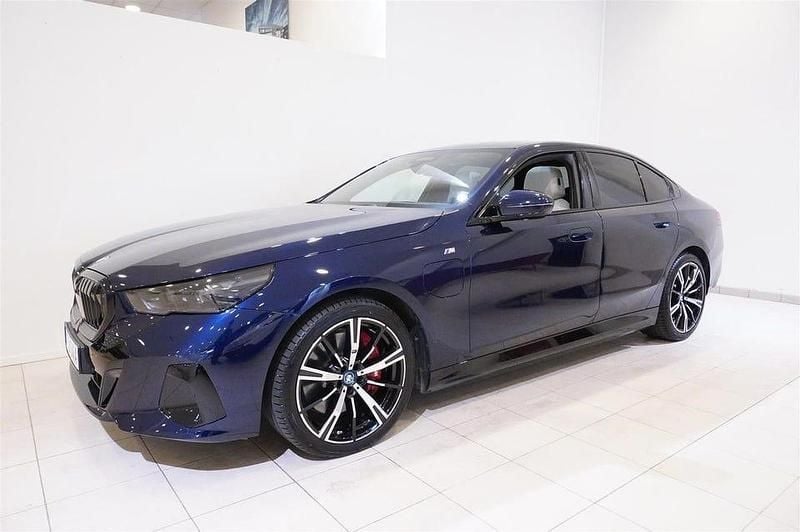 Begagnad BMW 550 M Sport 313 HK (230 kW) 2024 Tanzanite blå metallic Sedan