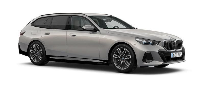 Grå (oxide grey metallic) Ny 2025 BMW 530e Shadowline Kombi | 710 500 kr (Marknadspris) - Bild 1/3