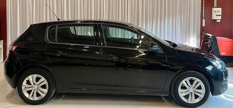 Svart Begagnad 2014 Peugeot 308 Active Halvkombi | 89 900 kr (Marknadspris) - Bild 1/4
