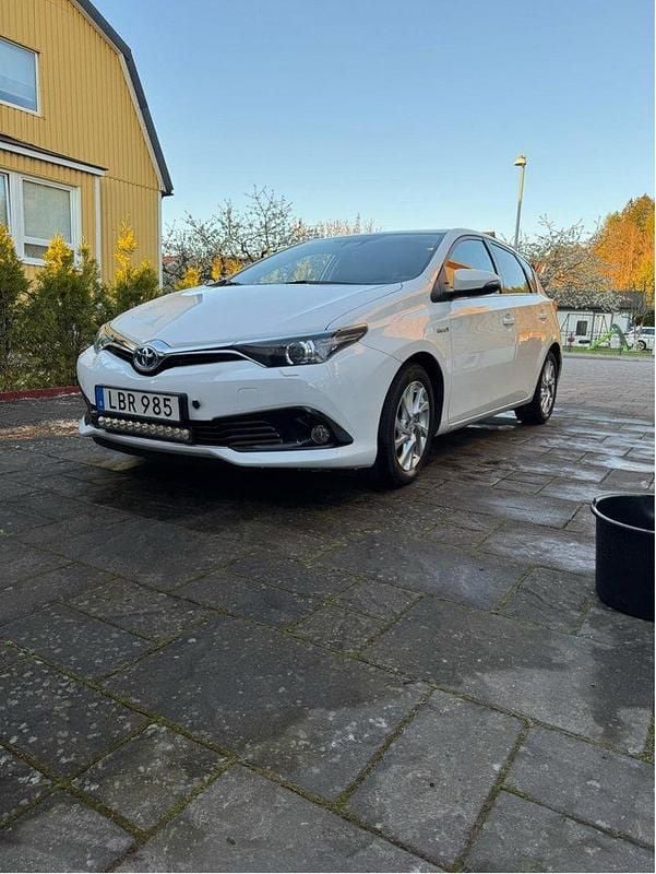 Vit Begagnad 2016 Toyota Auris Hybrid Active Halvkombi | 115 000 kr (Marknadspris) - Bild 1/4