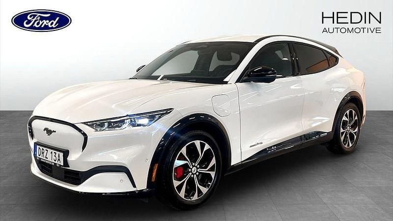 Vit (white) Begagnad 2022 Ford Mustang Mach-E Standard Range SUV | 384 900 kr (Lite dyr) - Bild 1/4