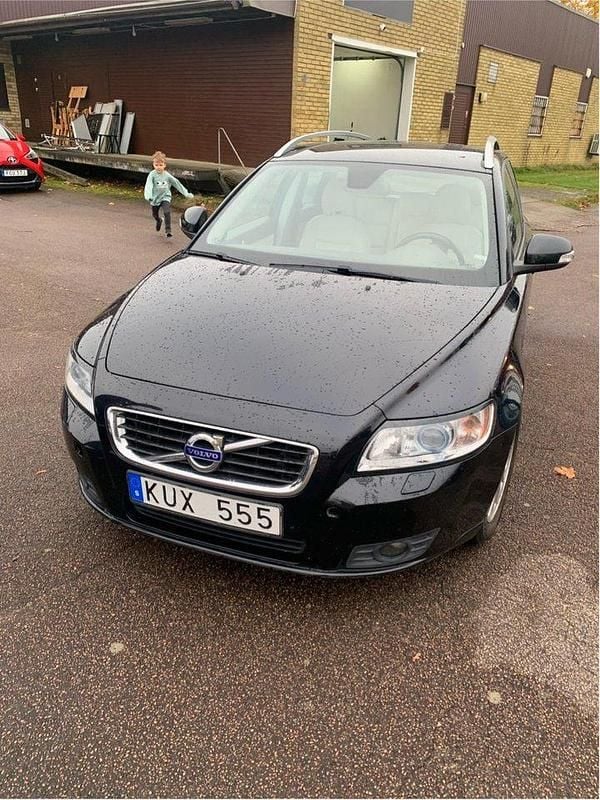 Svart Begagnad 2011 Volvo V50 Summum Kombi | 50 000 kr (Marknadspris) - Bild 1/4