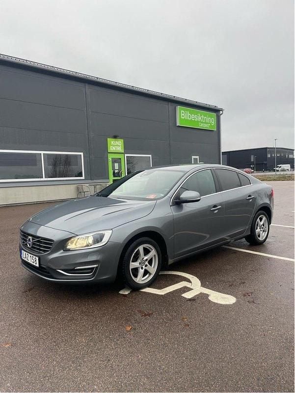 Grå Begagnad 2016 Volvo S60 Momentum Sedan | 115 000 kr (Bra pris) - Bild 1/3