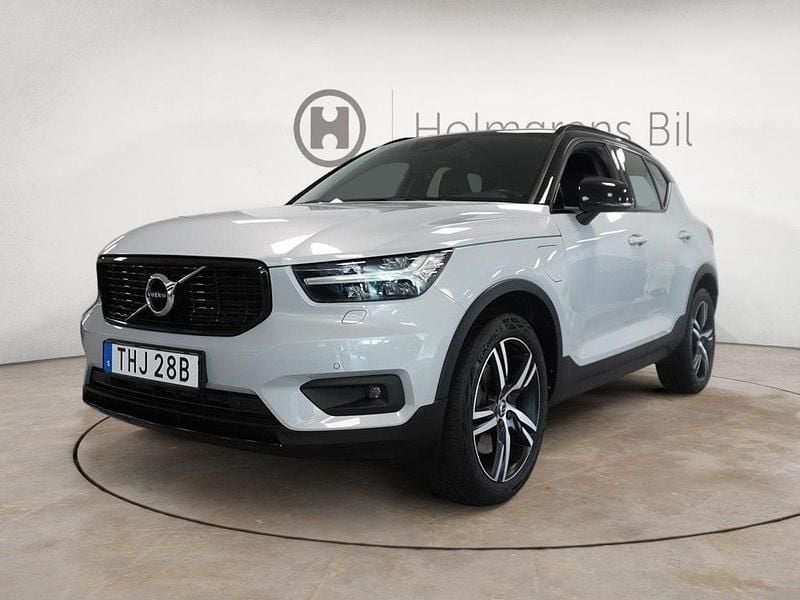 Silver Begagnad 2020 Volvo XC40 R-Design SUV | 339 800 kr (Marknadspris) - Bild 1/4