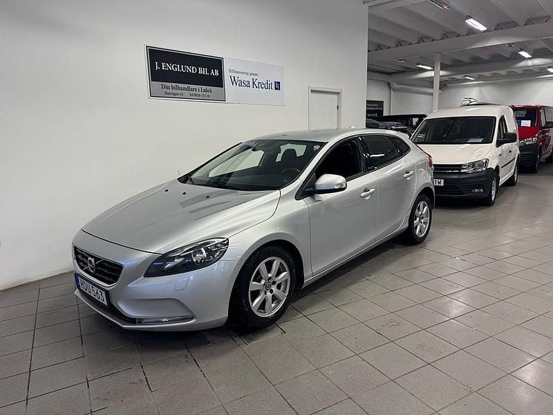 Silver Begagnad 2015 Volvo V40 Kinetic Halvkombi | 139 900 kr (Lite dyr) - Bild 1/4