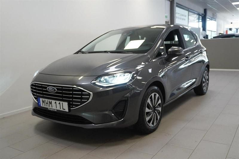 Grå (magnetic pn4dq) Begagnad 2022 Ford Fiesta Titanium Halvkombi | 159 900 kr (Marknadspris) - Bild 1/4