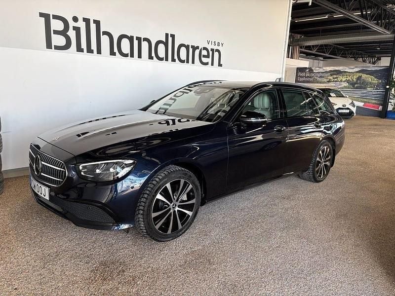 Cavansitblå metallic Begagnad 2023 Mercedes E300 Avantgarde | 459 900 kr (Superpris) - Bild 1/4