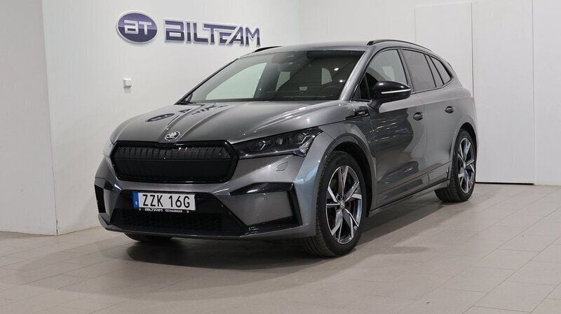 Grå (graphite grey metallic) Begagnad 2023 Skoda Enyaq iV SportLine SUV | 439 900 kr (Bra pris) - Bild 1/4