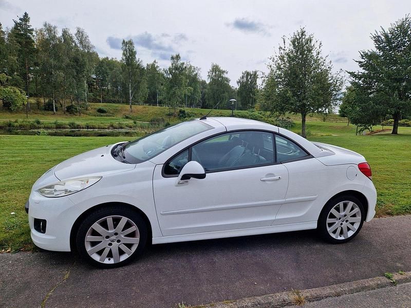 Vit Begagnad 2011 Peugeot 207 CC Cab | 59 000 kr (Marknadspris) - Bild 1/4