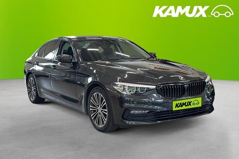 Silver/grå Begagnad 2018 BMW 520 Sport Line Sedan | 208 900 kr (Superpris) - Bild 1/4