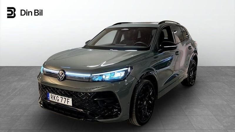 Grön Begagnad 2025 VW Tiguan R-line SUV | 649 900 kr - Bild 1/4