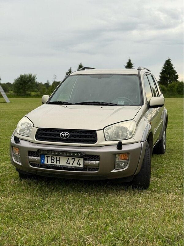 Grå Begagnad 2002 Toyota RAV4 SUV | 54 000 kr (Marknadspris) - Bild 1/4