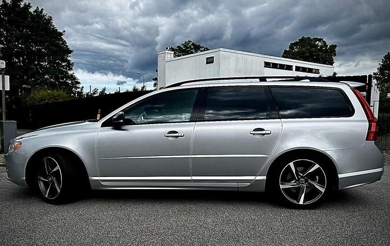 Grå Begagnad 2013 Volvo V70 R-Design Kombi | 125 900 kr (Marknadspris) - Bild 1/4