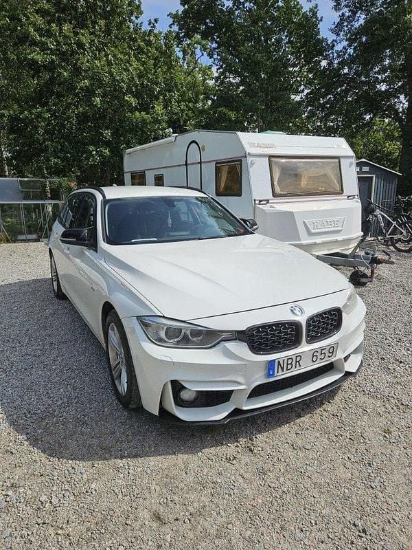 Vit Begagnad 2013 BMW 320 Sport Line Kombi | 95 000 kr (Marknadspris) - Bild 1/4