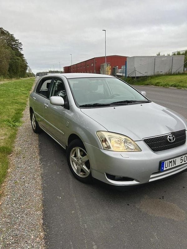 Begagnad 2004 Toyota Corolla Halvkombi | 32 000 kr - Bild 1/4