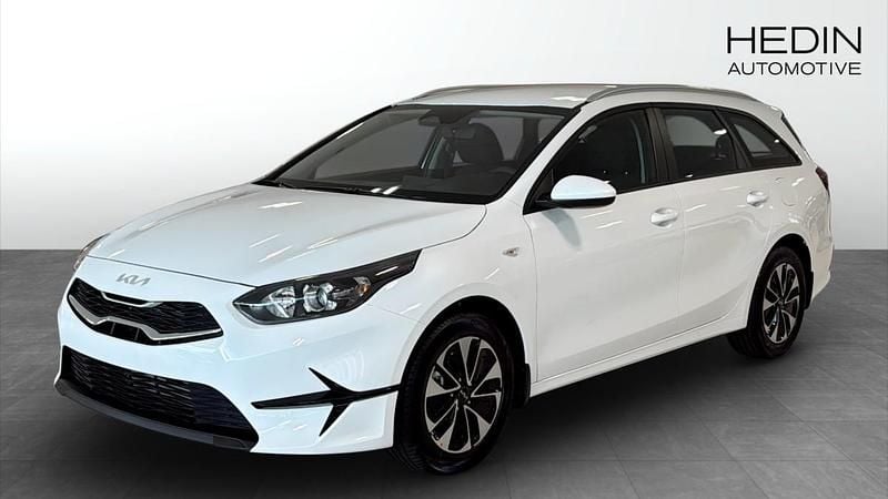 Vit (white) Ny 2025 Kia Ceed Sportswagon Kombi | 299 900 kr (Lite dyr) - Bild 1/4