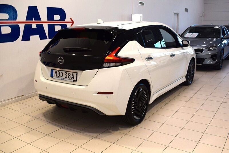 Begagnad Nissan Leaf N-Connecta 160 kW (218 HK) 2022 Vit Halvkombi