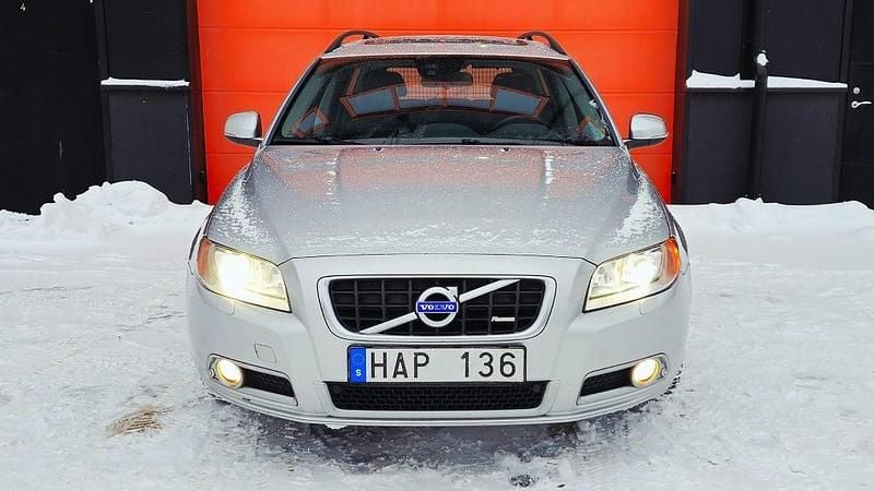 Ljusgrå Begagnad 2013 Volvo V70 R-Design Kombi | 99 900 kr (Marknadspris) - Bild 1/4