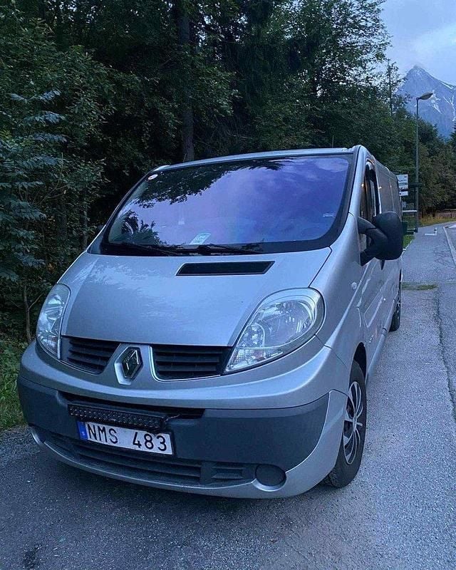 Silver Begagnad 2014 Renault Trafic Van | 85 000 kr (Marknadspris) - Bild 1/4