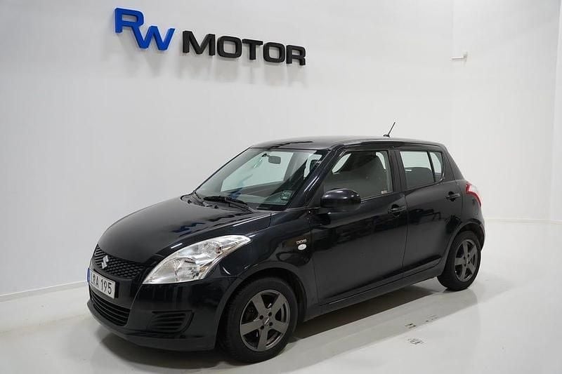 Svart Begagnad 2011 Suzuki Swift Halvkombi | 39 800 kr (Marknadspris) - Bild 1/4