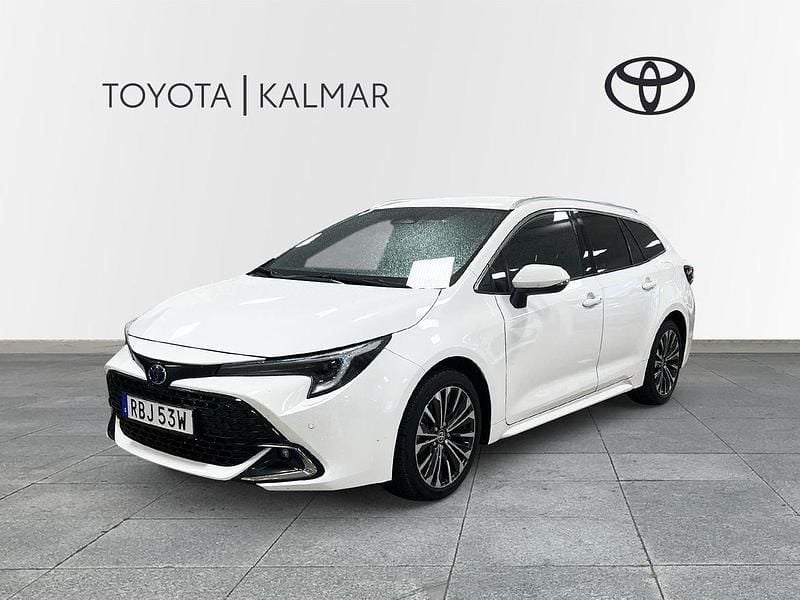Vit Begagnad 2024 Toyota Corolla Sport Kombi | 314 000 kr (Marknadspris) - Bild 1/4