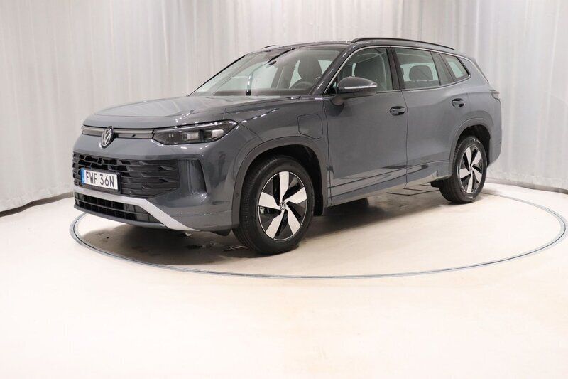 Grå (dolphin grey metallic) Ny 2025 VW Tayron Life SUV | 499 800 kr (Superpris) - Bild 1/4