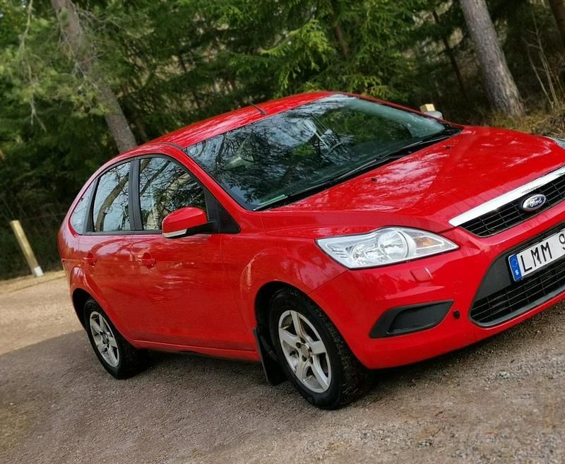 Röd Begagnad 2010 Ford Focus Trend Halvkombi | 39 000 kr (Dyr) - Bild 1/4