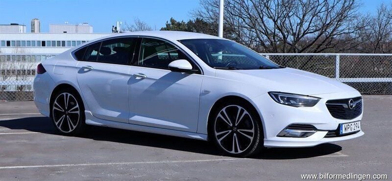 Vit samma som bilen Begagnad 2017 Opel Insignia Business Halvkombi | 139 900 kr (Marknadspris) - Bild 1/4