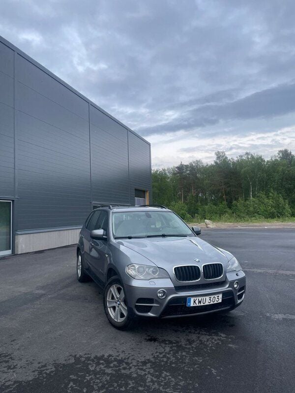 Grå Begagnad 2010 BMW X5 SUV | 130 000 kr (Dyr) - Bild 1/4