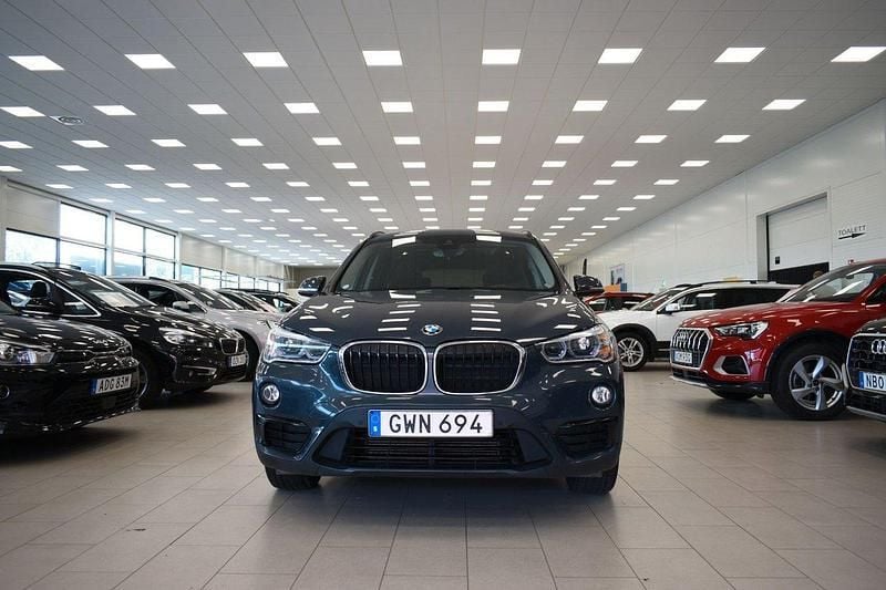 Grå Begagnad 2017 BMW X1 Sport Line SUV | 199 900 kr (Marknadspris) - Bild 1/4