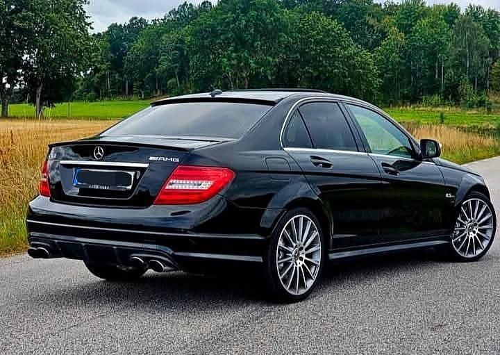 Svart Begagnad 2009 Mercedes C63 AMG AMG | 205 000 kr (Marknadspris) - Bild 1/4