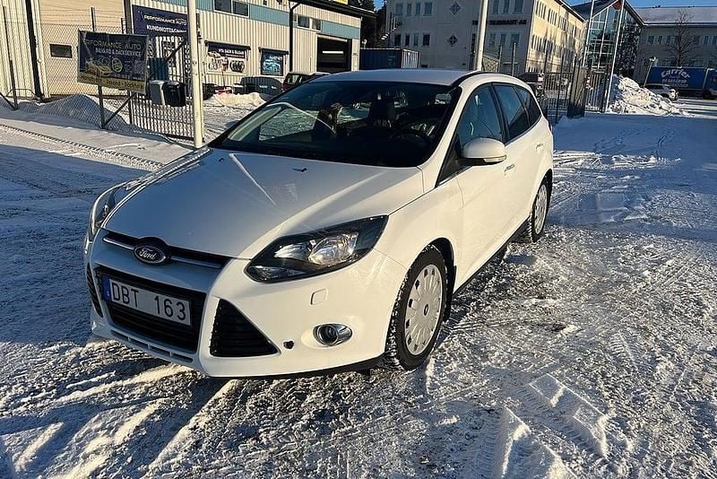 Vit Begagnad 2013 Ford Focus Titanium Kombi | 59 900 kr (Marknadspris) - Bild 1/4