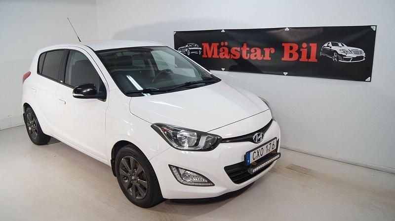 Vit Begagnad 2014 Hyundai i20 Select Halvkombi | 46 900 kr (Marknadspris) - Bild 1/4