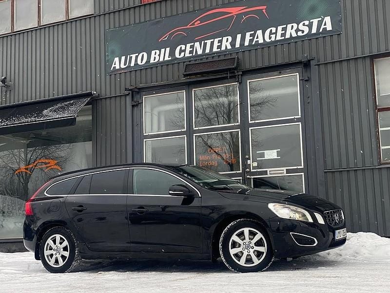 Svart Begagnad 2013 Volvo V60 Momentum Kombi | 124 900 kr (Marknadspris) - Bild 1/4