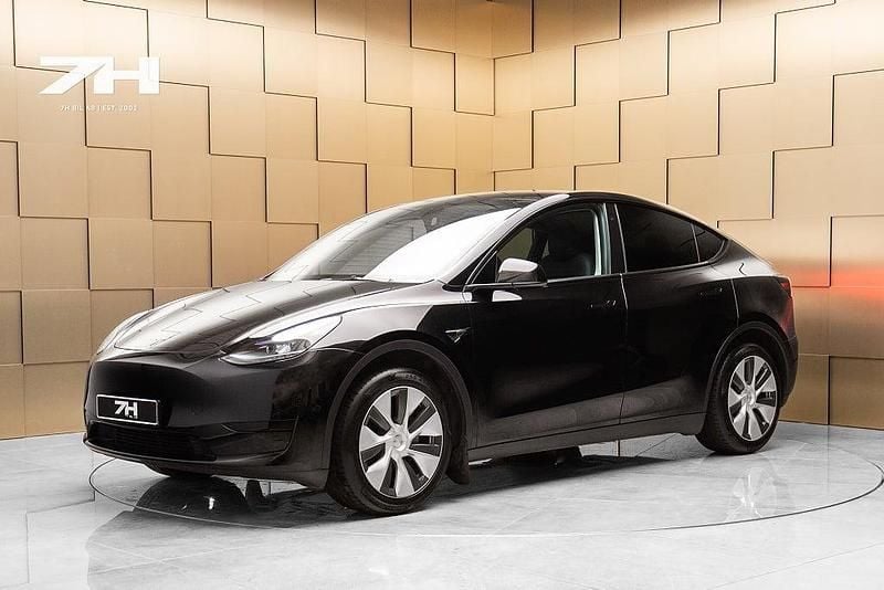 Svart Begagnad 2023 Tesla Model Y Standard Range SUV | 379 900 kr (Marknadspris) - Bild 1/4