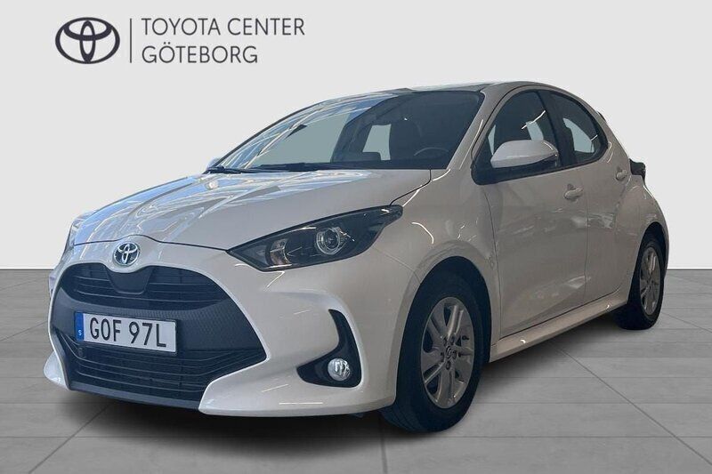 Vit Begagnad 2022 Toyota Yaris Hybrid Active Halvkombi | 204 900 kr (Marknadspris) - Bild 1/2