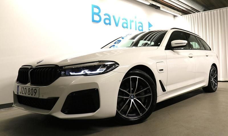Vit Begagnad 2023 BMW 530e Shadowline Kombi | 404 700 kr (Marknadspris) - Bild 1/4