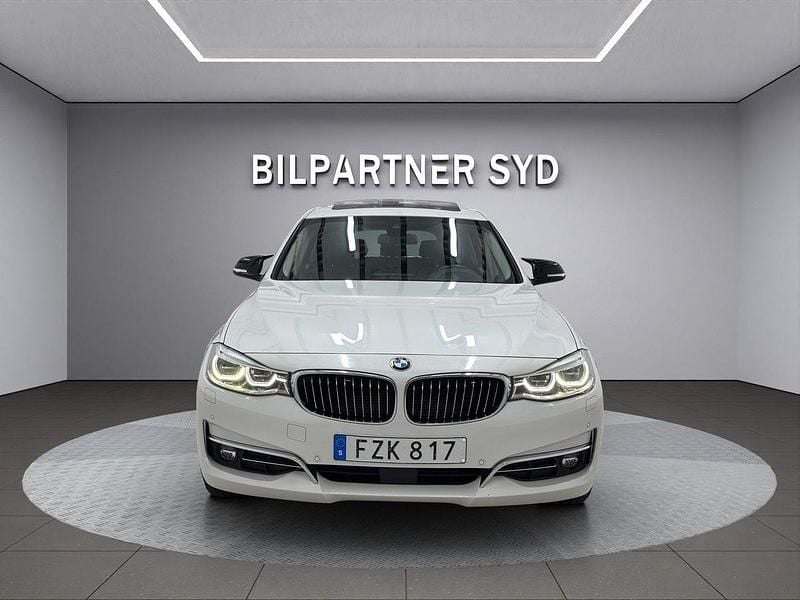 Vit Begagnad 2017 BMW 320 Gran Turismo Luxury Line Halvkombi | 209 900 kr (Marknadspris) - Bild 1/4