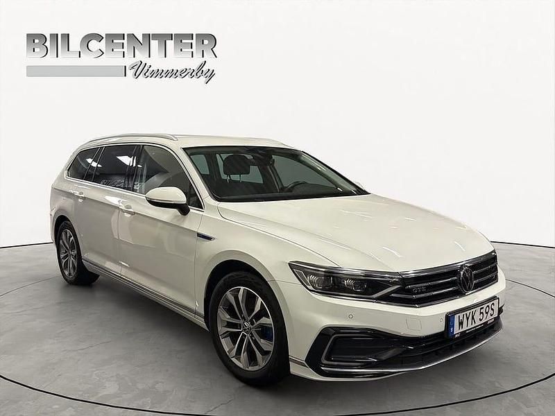 Vit Begagnad 2021 VW Passat GTE Kombi | 245 000 kr (Marknadspris) - Bild 1/4
