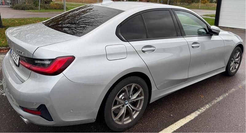 Silver Begagnad 2020 BMW 330e Sport Line Sedan | 279 000 kr (Bra pris) - Bild 1/3