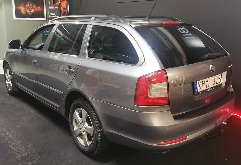 Begagnad Skoda Octavia Elegance 105 HK (77 kW) 2012 Grå Kombi