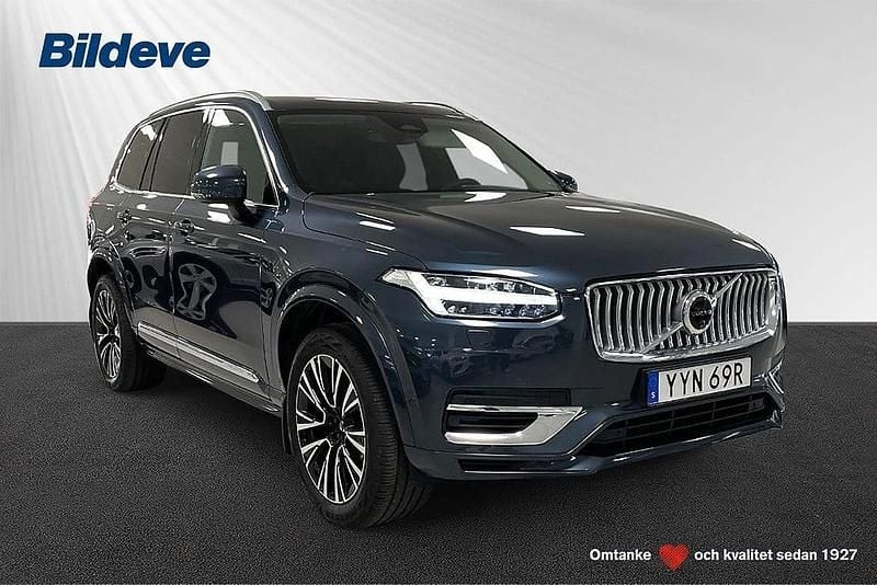 Mörkblå Begagnad 2023 Volvo XC90 Plus SUV | 699 900 kr (Marknadspris) - Bild 1/4