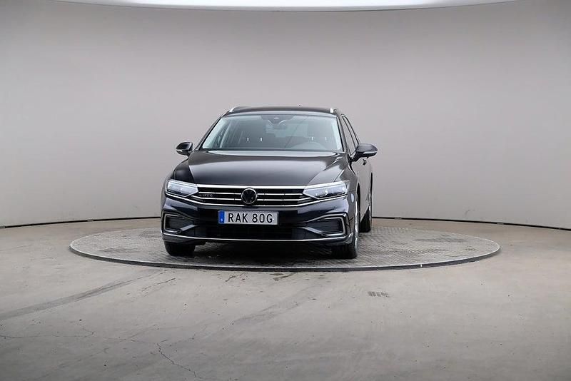 Begagnad VW Passat GTE 218 HK (160 kW) 2023 Svart Kombi