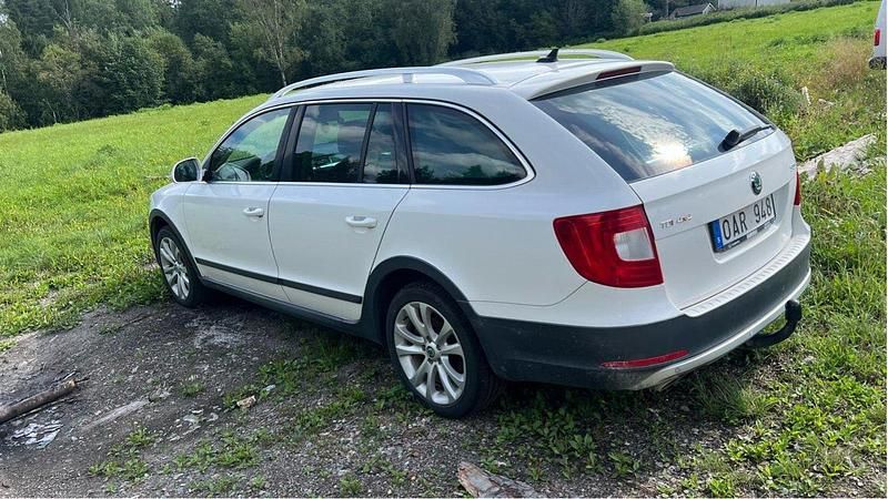 Vit Begagnad 2013 Skoda Superb Elegance Kombi | 55 000 kr (Bra pris) - Bild 1/4