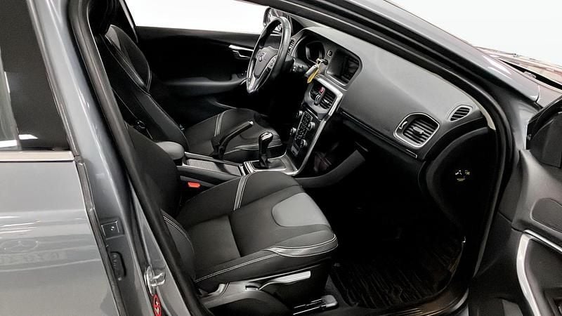 Begagnad Volvo V40 Momentum 120 HK (88 kW) 2016 Grå Halvkombi