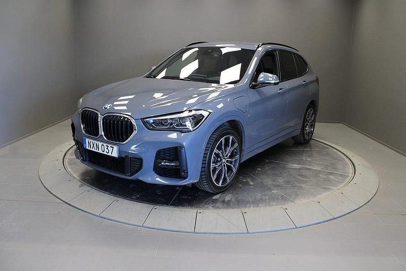 Mörkgrå Begagnad 2021 BMW X1 M Sport SUV | 309 000 kr (Marknadspris) - Bild 1/4